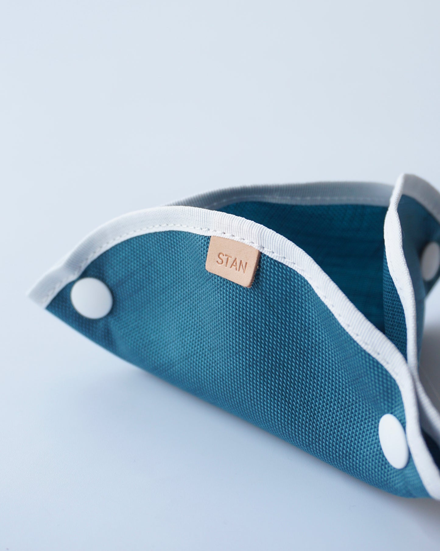 〈Leftovers Product〉 triangle tray
