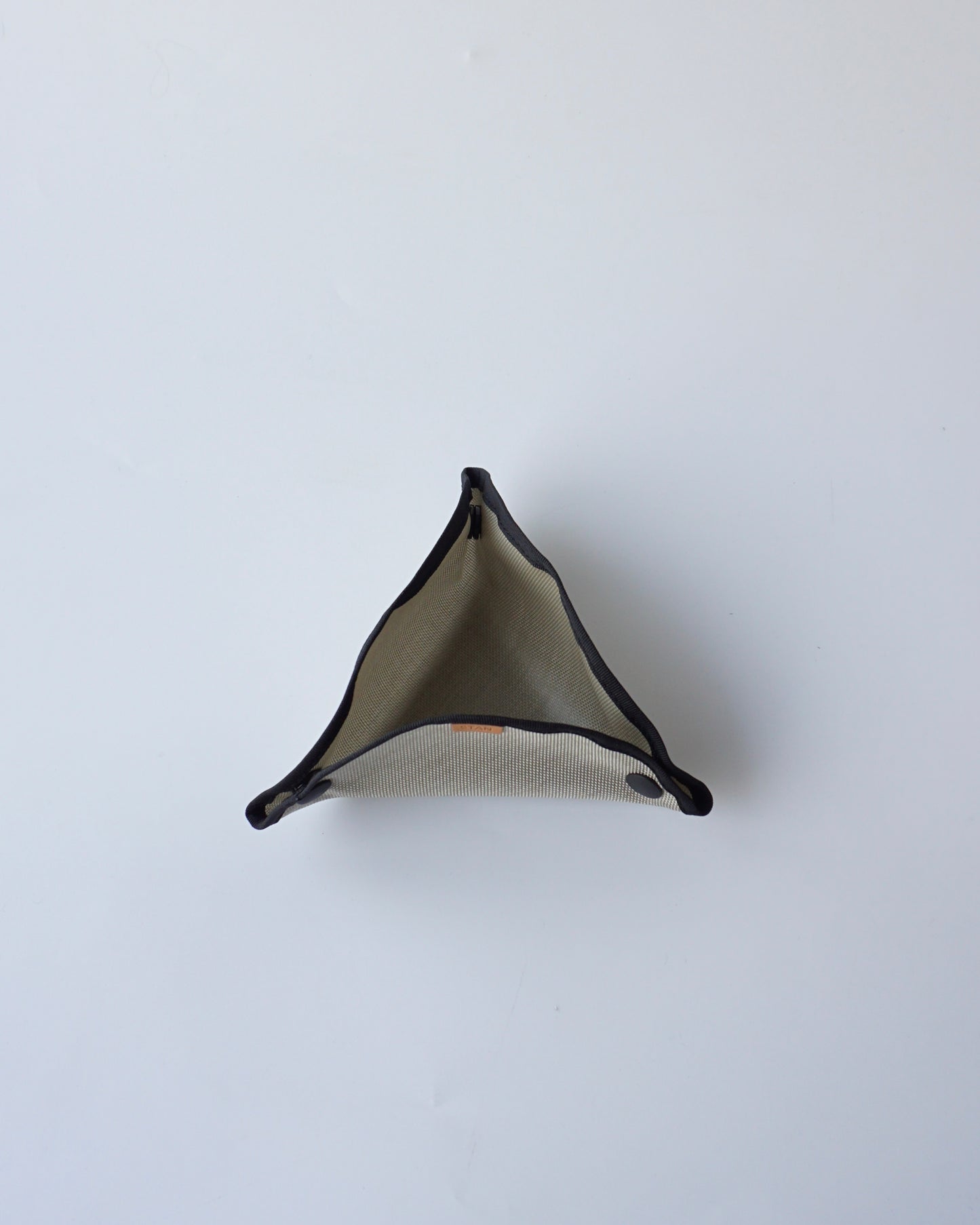 〈Leftovers Product〉 triangle tray