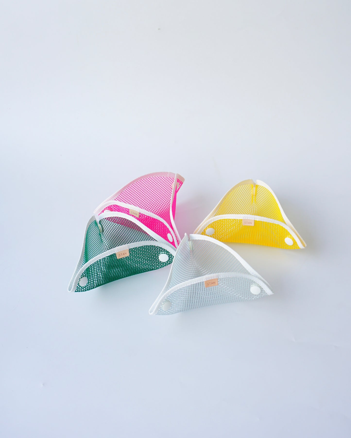 〈Leftovers Product〉 triangle tray-mesh