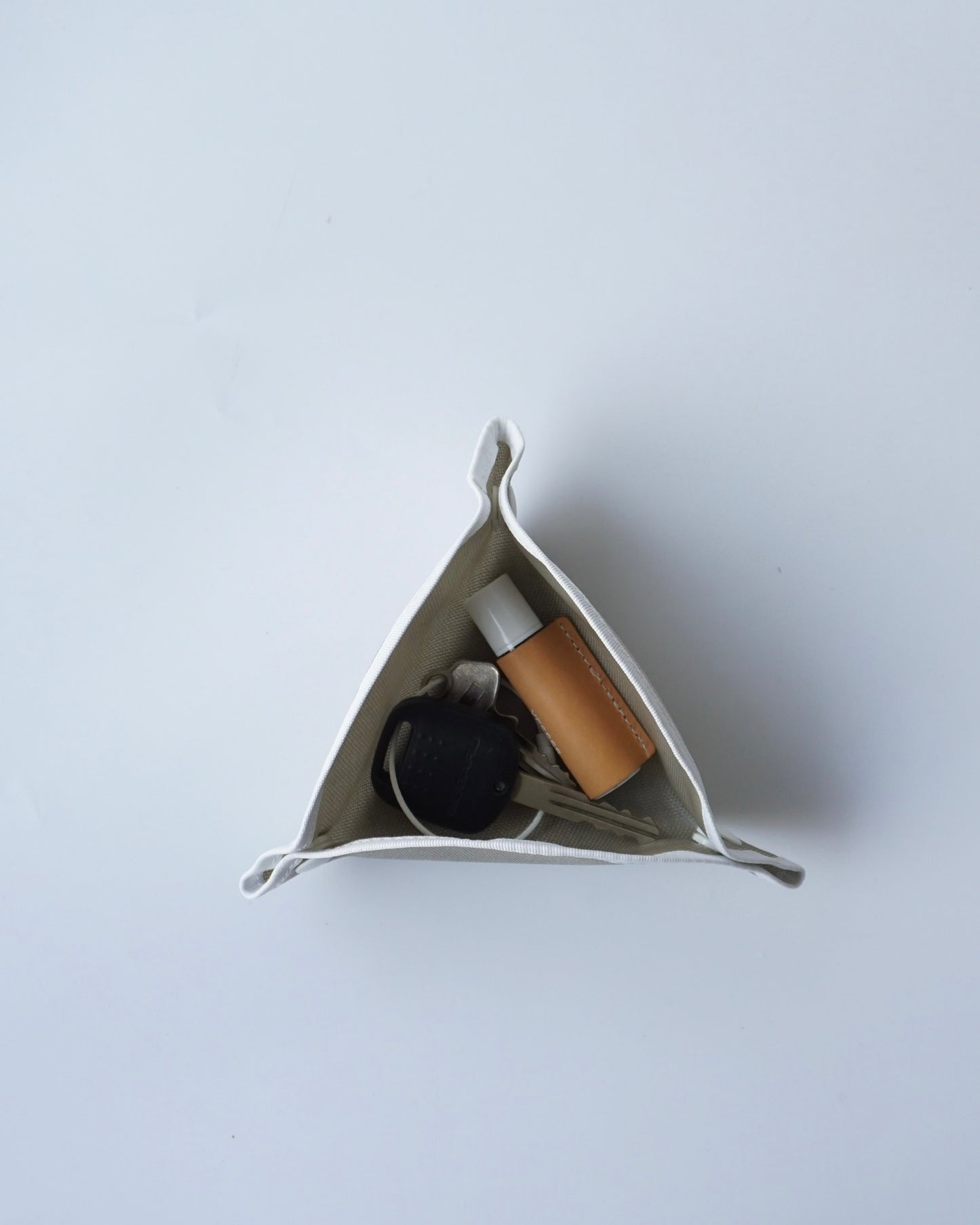 〈Leftovers Product〉 triangle tray