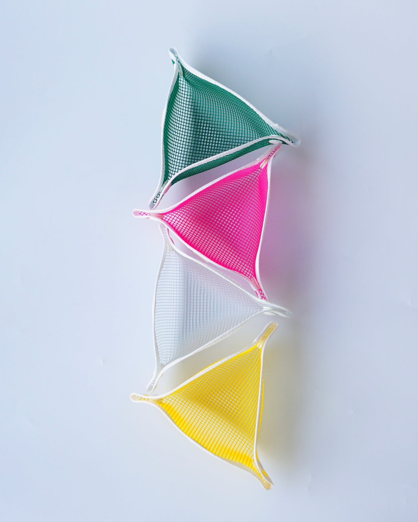 〈Leftovers Product〉 triangle tray-mesh